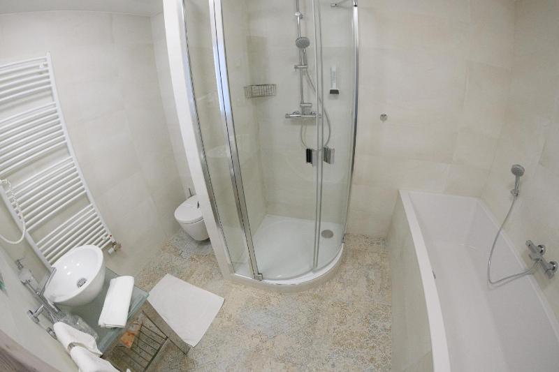 Deluxe Triple Room image 4