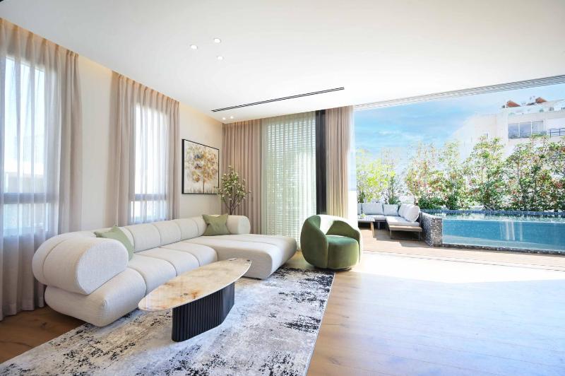 Luxury Modern 3BR Penthouse w Pool by HolyGuest - image 1