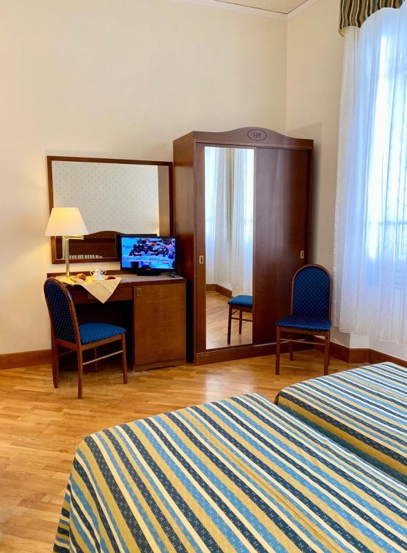 Classic Twin Room image 3