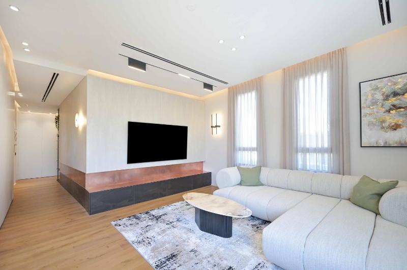 Luxury Modern 3BR Penthouse w Pool by HolyGuest - image 8