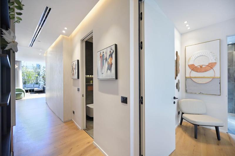 Luxury Modern 3BR Penthouse w Pool by HolyGuest - image 7
