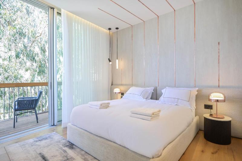 Luxury Modern 3BR Penthouse w Pool by HolyGuest - image 13