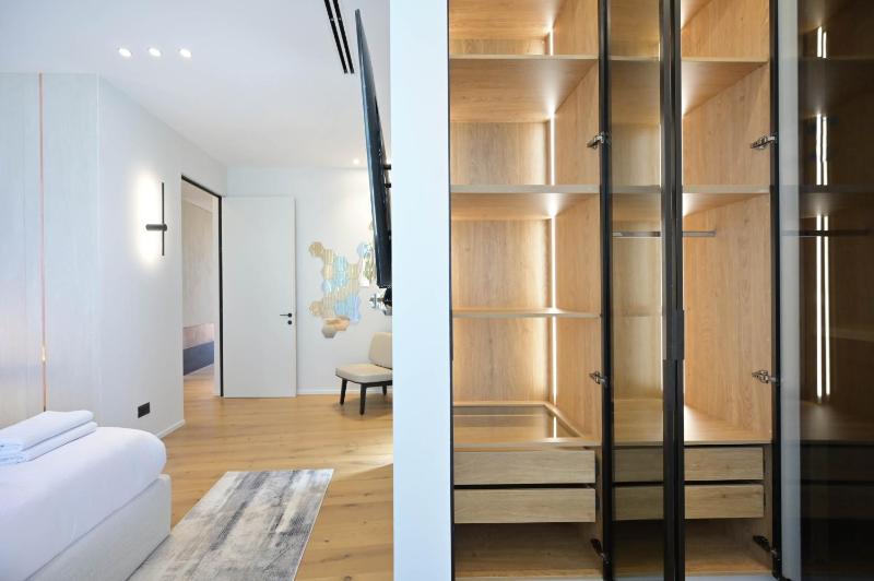 Luxury Modern 3BR Penthouse w Pool by HolyGuest - image 2