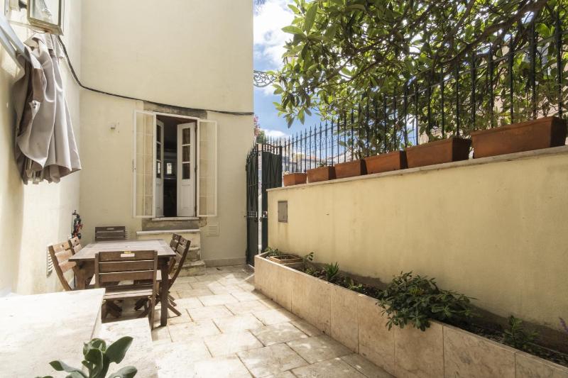 Apartment with terrace in downtown - TTL279 - image 1