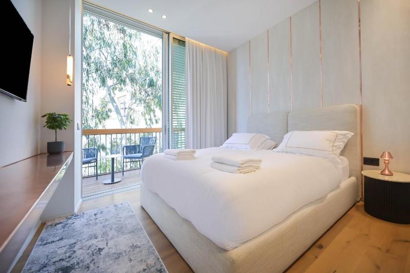 Luxury Modern 3BR Penthouse w Pool by HolyGuest - image 4