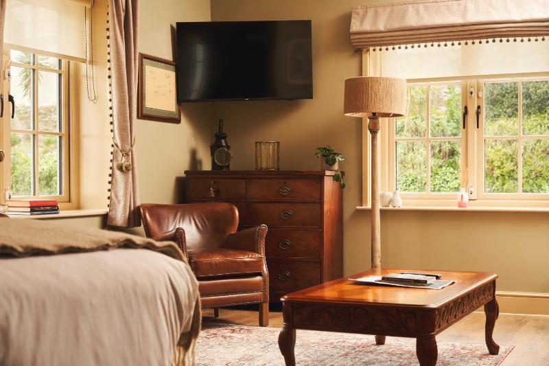 Superior King Room image 3