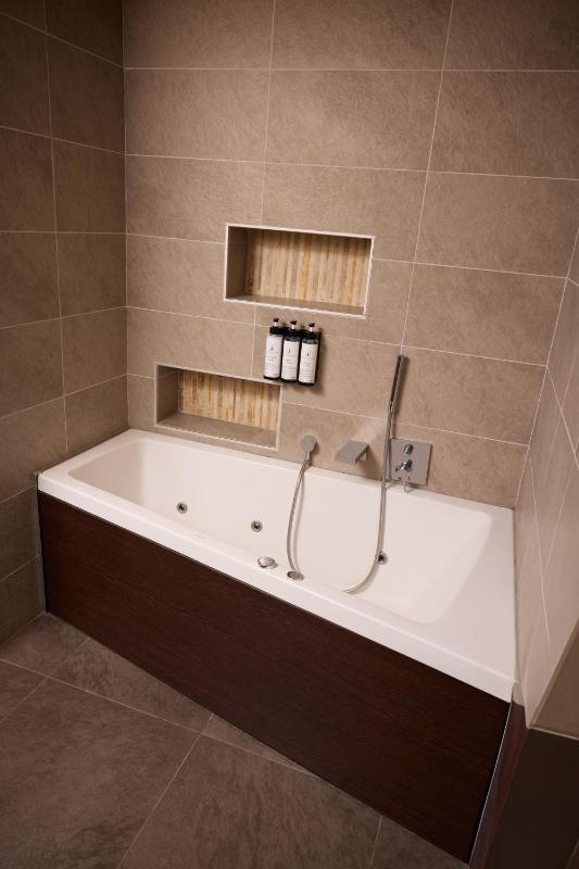 Residential Suite with Hot Tub and Steam Room - Free Access to Spa image 3