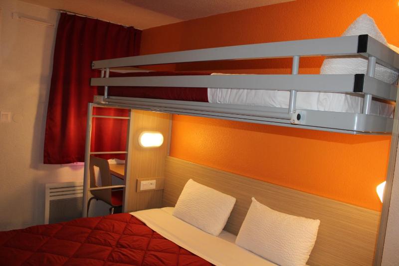 Triple Room (1 Double Bed + 1 Single Bed) image 1
