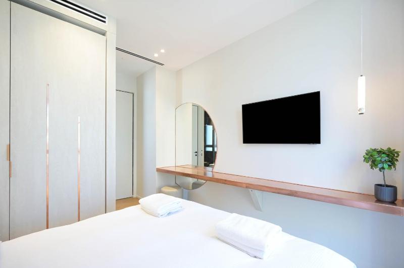 Luxury Modern 3BR Penthouse w Pool by HolyGuest - image 3