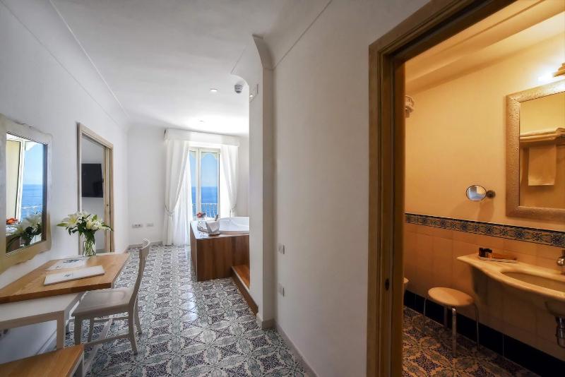 Superior King Room image 3