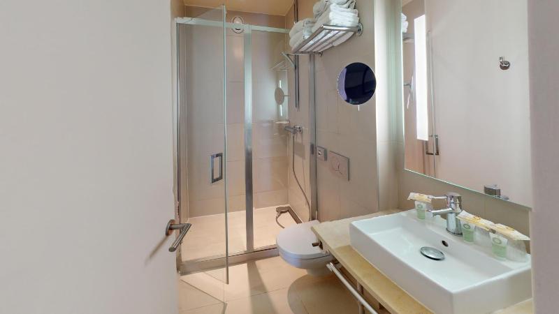 Queen Room with Single Bed image 3