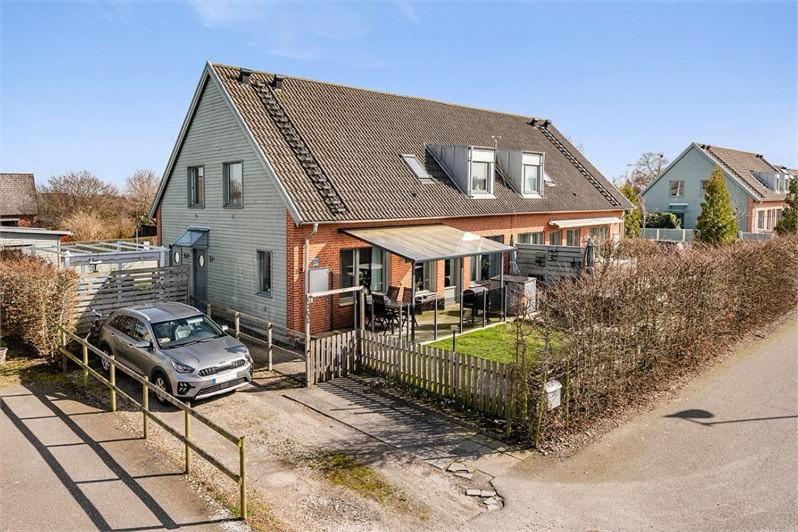 5-Bed-Rooms House with Jacuzzi Free Parking and 2 Toilets-Bath in Malm - image 22