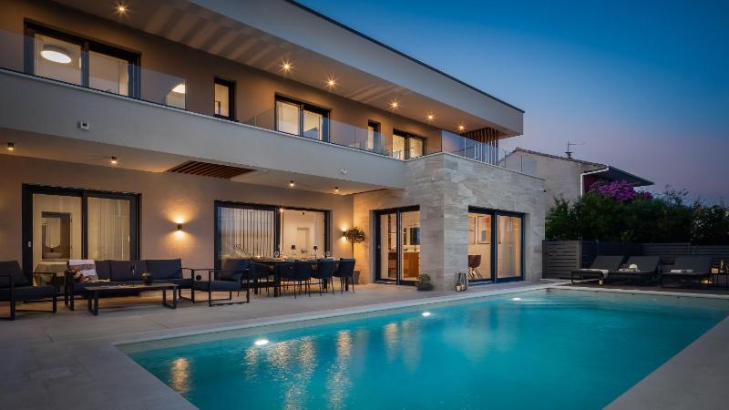 Villa Prima Lux - Four Bedroom Villa with Pool - image 16