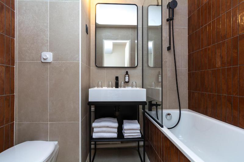 Quadruple Room image 4
