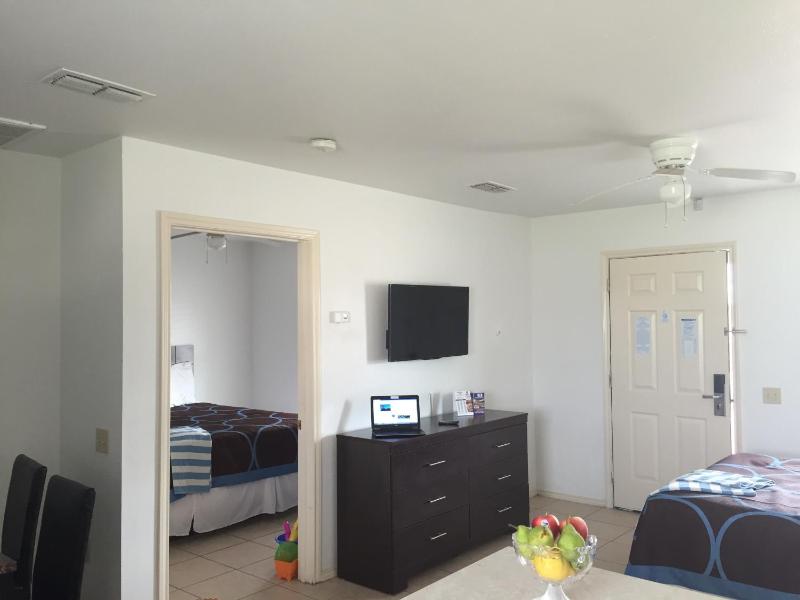 Two-Bedroom Queen Suite with Sofa Bed image 3