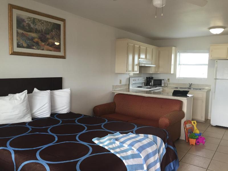 Two-Bedroom Queen Suite with Sofa Bed image 4