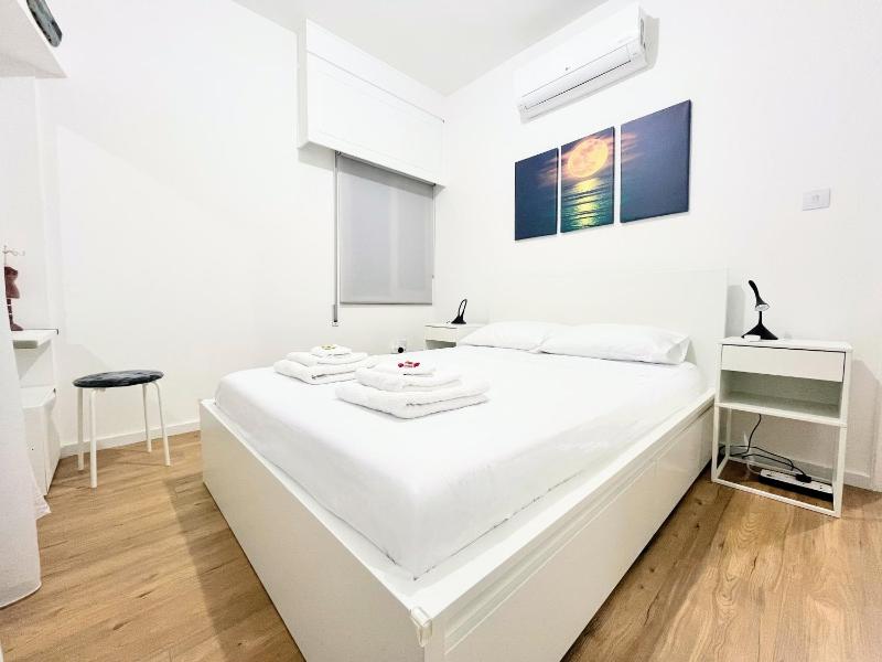 Modern apartment near McKenzie beach Images