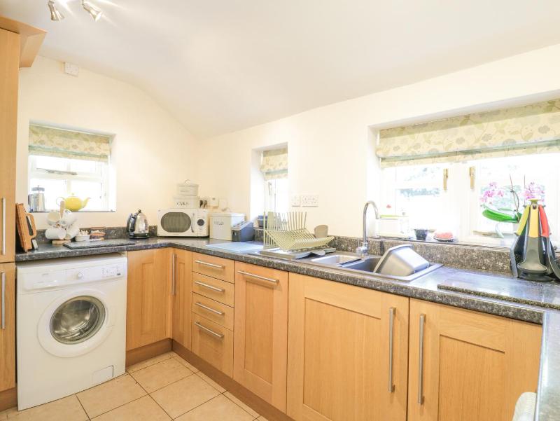 Shoemakers Cottage Friston - image 16