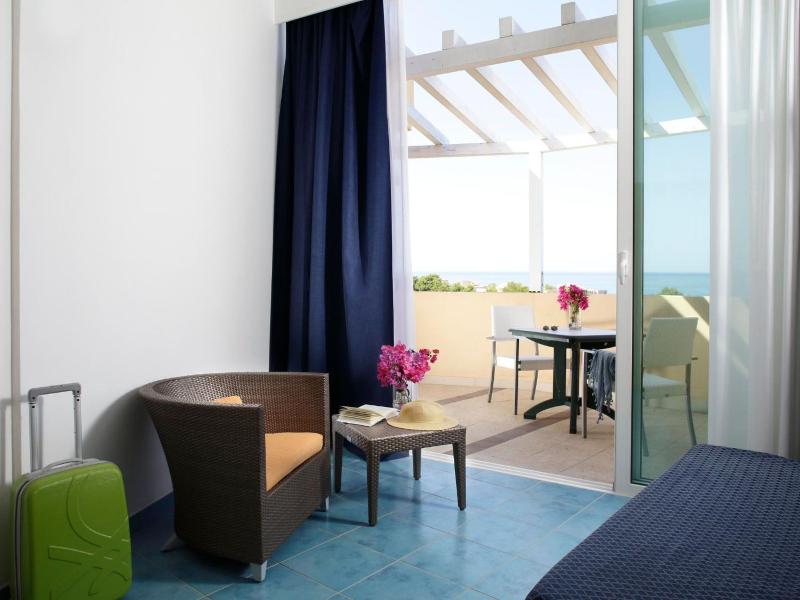 Standard Double Room image 3