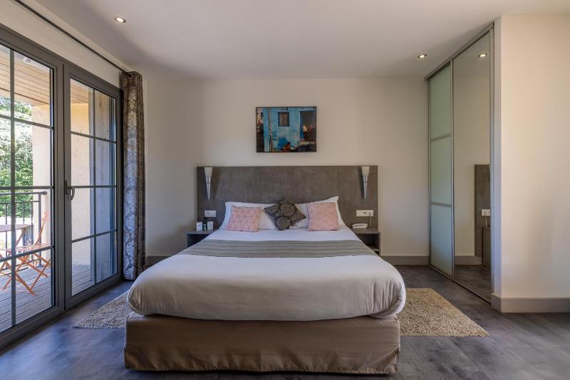 Superior Triple Room image 4