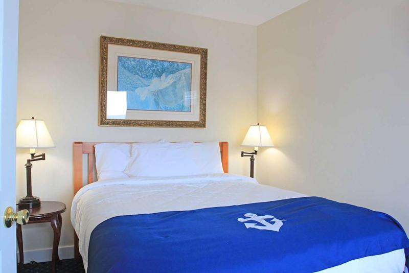 Triple Queen Suite Outer Harbor View image 3