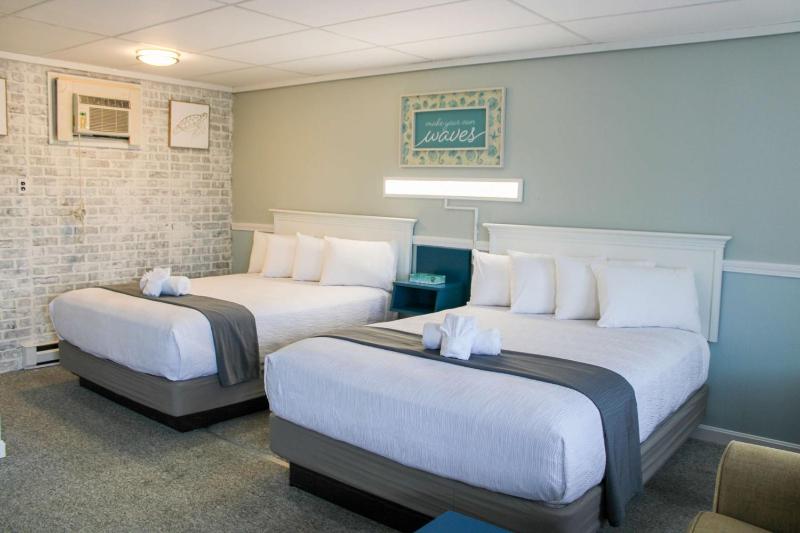 Deluxe Queen Room with Two Queen Beds image 3