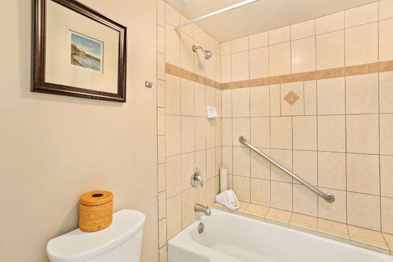 One-Bedroom Suite with Ocean View image 4
