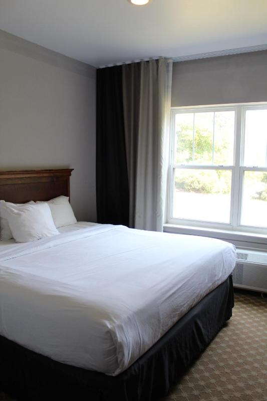 One-Bedroom King Suite image 3