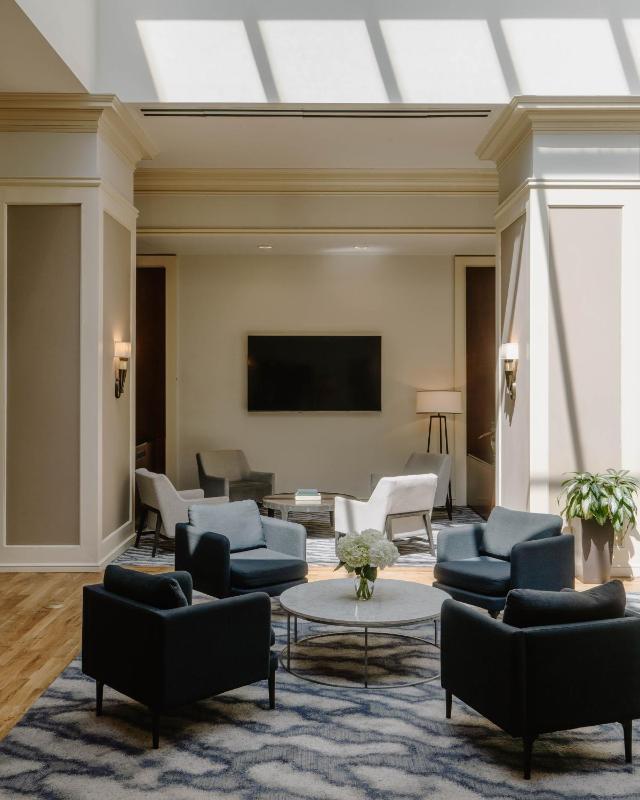 Small Queen Room image 3