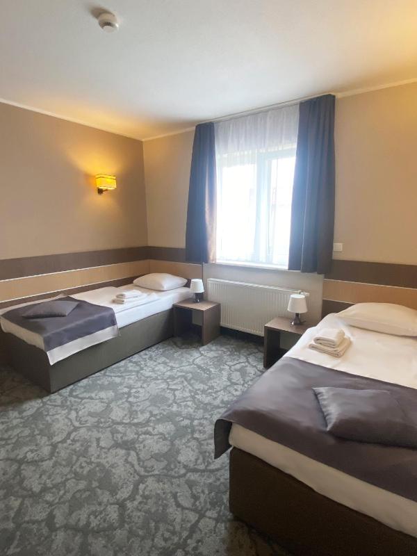 Twin Room image 4