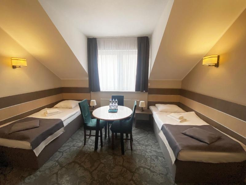 Twin Room image 3