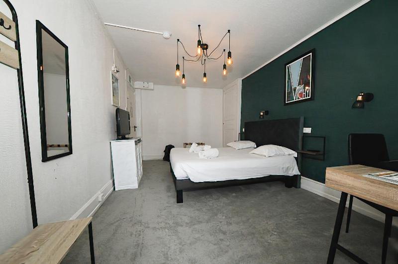 Triple Room (2 Adults + 1 Child) image 2