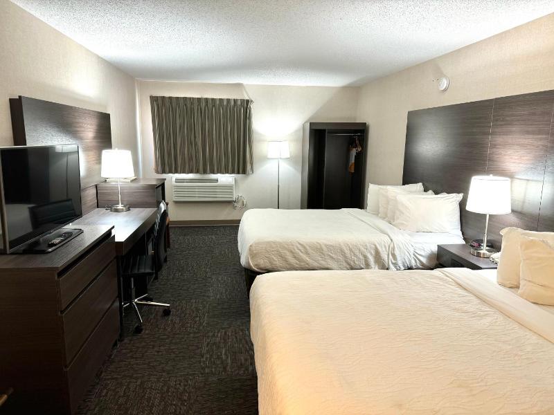 Queen Room with Two Queen Beds - Non-Smoking image 2