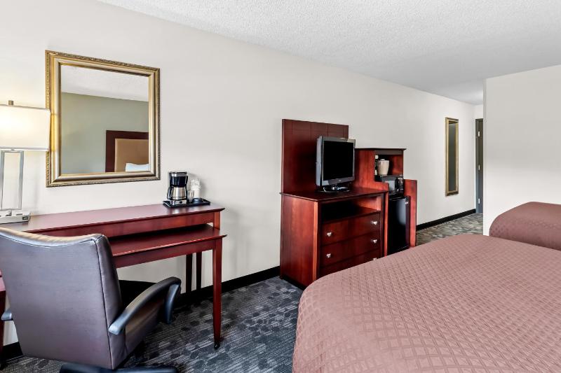 Standard Queen Room with Two Queen Beds image 3