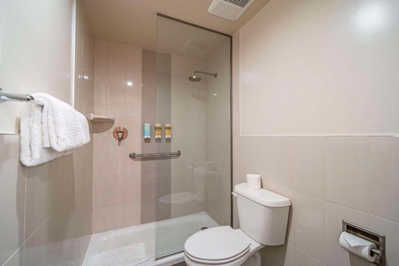 Quadruple Room with Two Double Beds - Non-Smoking image 4