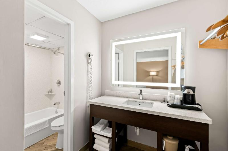 King Room with Pool View - Non-Smoking image 2