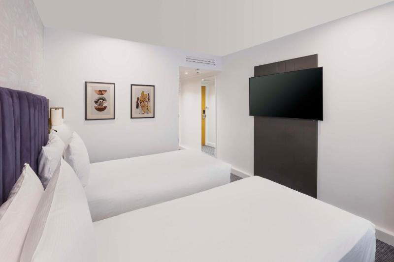 Twin Room image 4