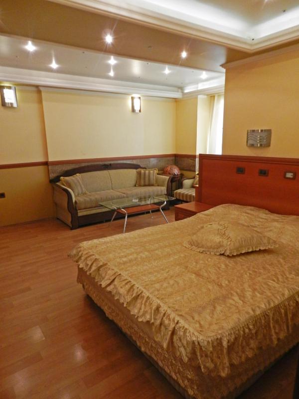 De Luxe Room 2 with Balcony image 4
