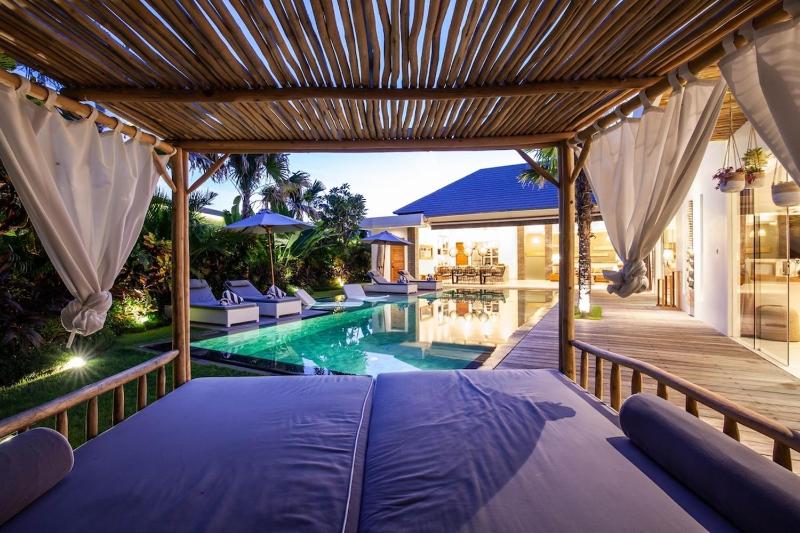 Spectacular 4BR Villa 400m to Beachfront Bliss - image 11