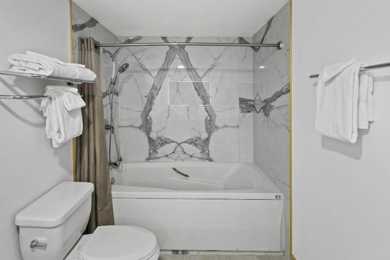 King Room with Two King Beds image 3