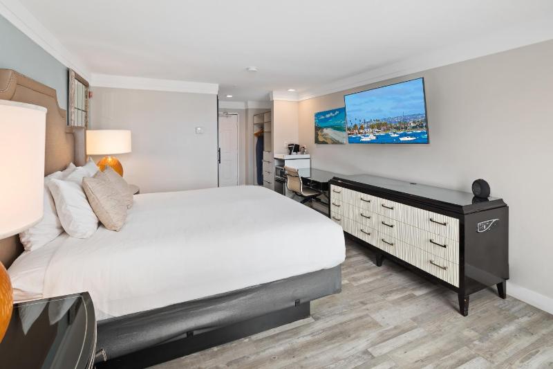 King Room with Balcony image 4