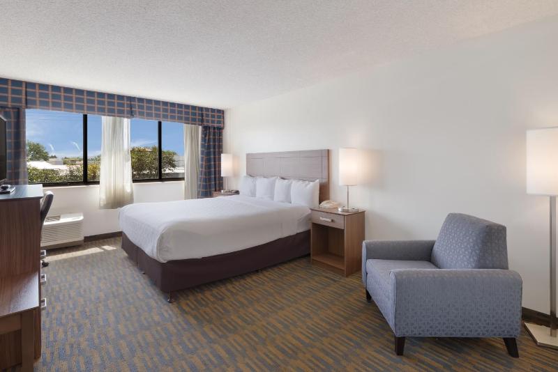 King Room - Accessible/Interior Tower image 1