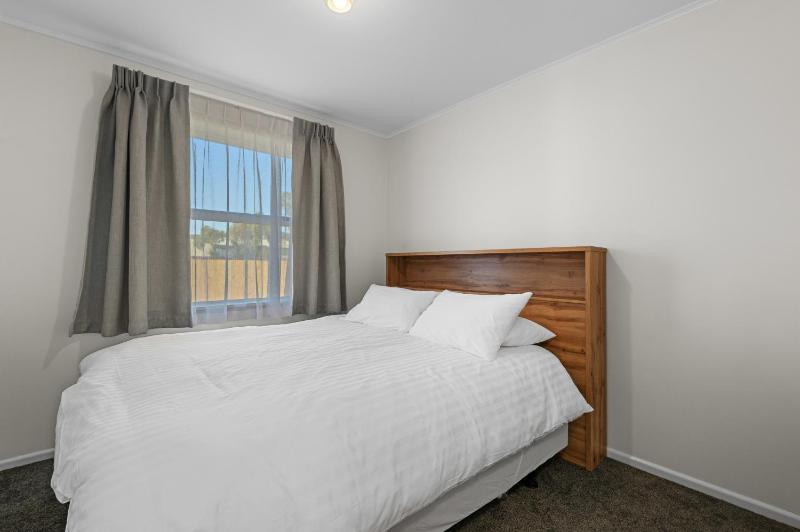Ōwhata Retreat - Rotorua Holiday Home - image 19