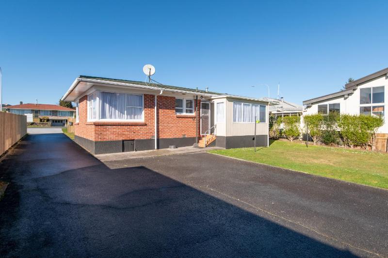 Ōwhata Retreat - Rotorua Holiday Home - image 28