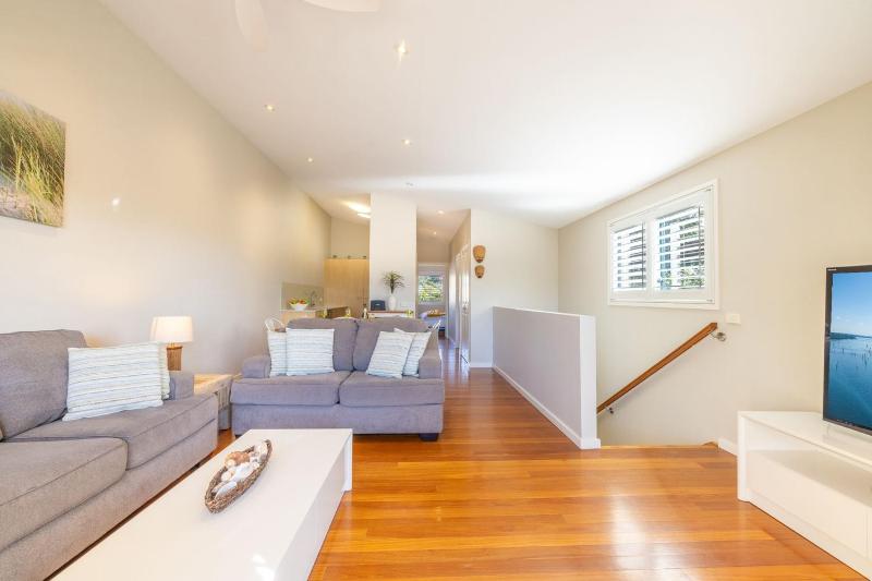 Pet friendly La Costa 2-1a Messines St - air con and Wi-Fi - image 15