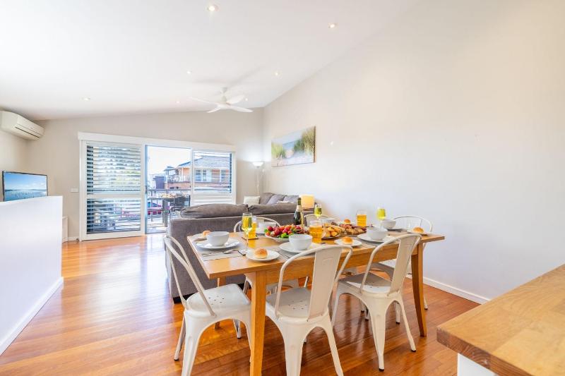 Pet friendly La Costa 2-1a Messines St - air con and Wi-Fi - image 17