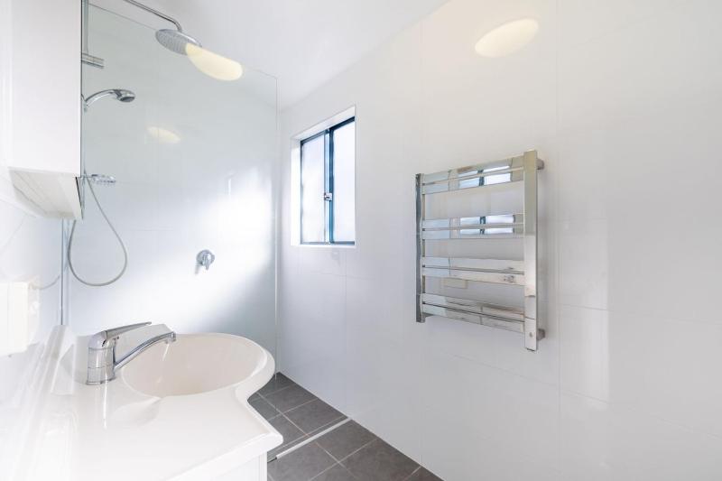 Pet friendly La Costa 2-1a Messines St - air con and Wi-Fi - image 12