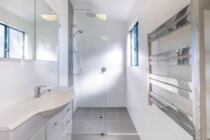 Pet friendly La Costa 2-1a Messines St - air con and Wi-Fi - image 14