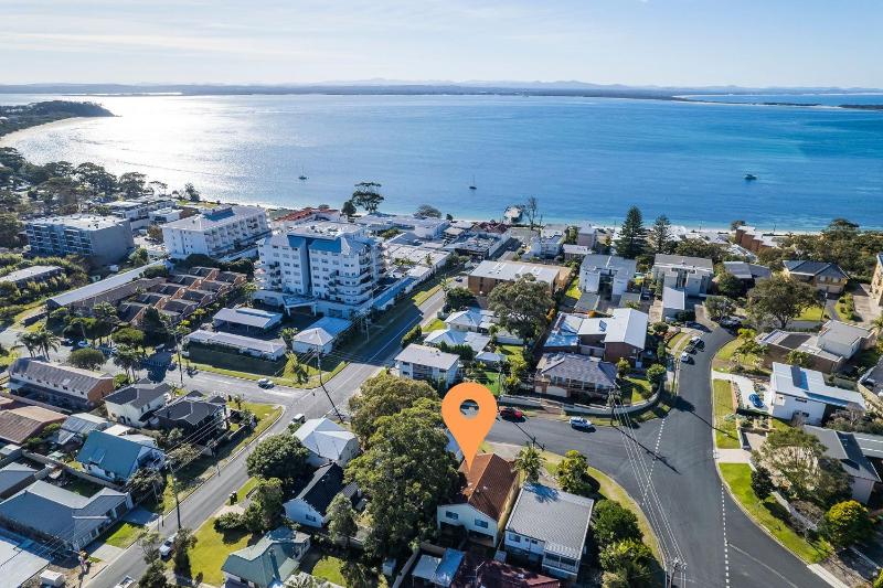 Pet friendly La Costa 2-1a Messines St - air con and Wi-Fi - image 25