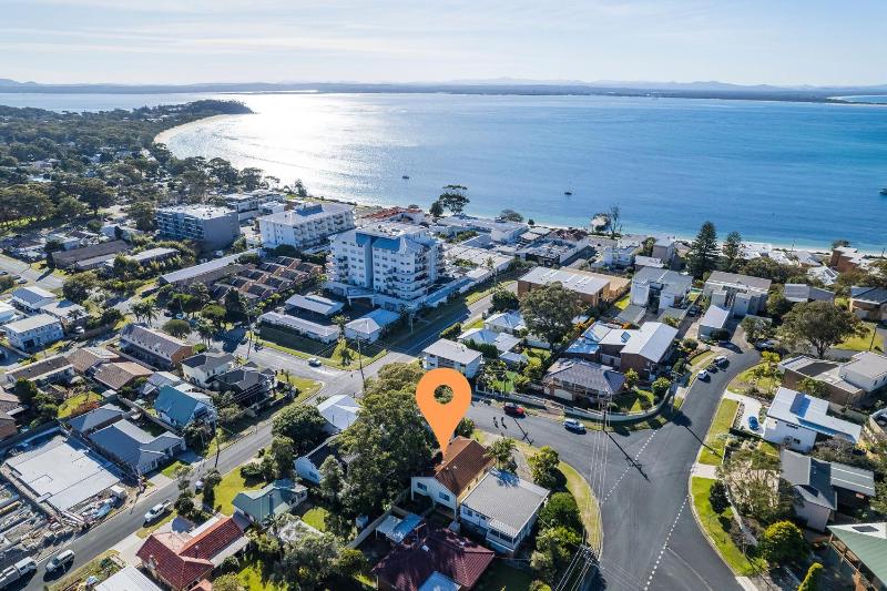 Pet friendly La Costa 2-1a Messines St - air con and Wi-Fi - image 2